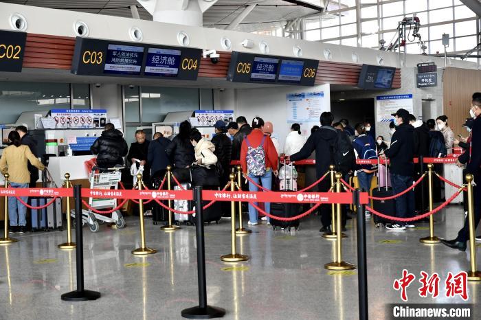 圖為旅客辦理登機(jī)手續(xù)?！≈芎?攝