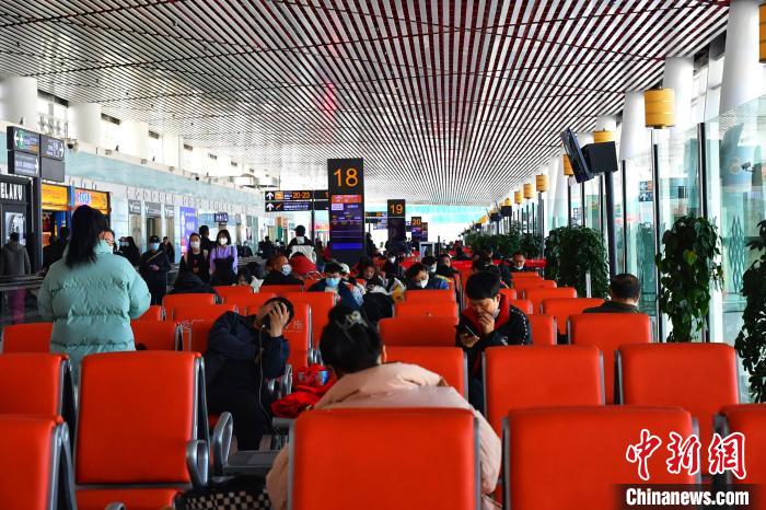 圖為旅客在機(jī)場候機(jī)室等待登機(jī)?！≈芎?攝