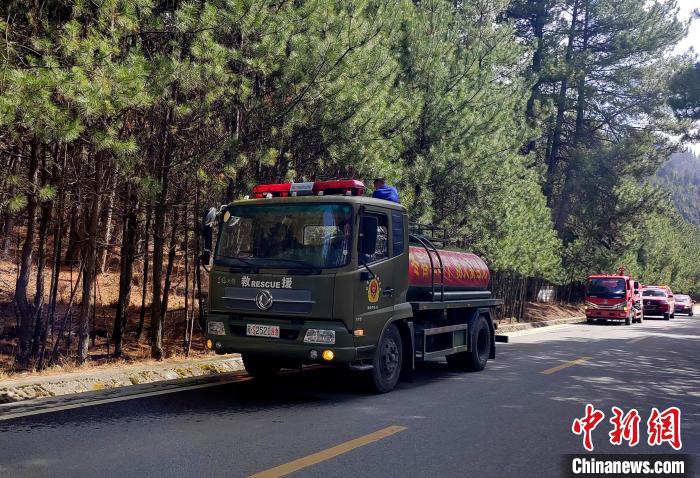 林芝市森林消防支隊(duì)米林中隊(duì)在米林縣一帶開(kāi)展灑水增濕作業(yè)?！≮w健宇 攝