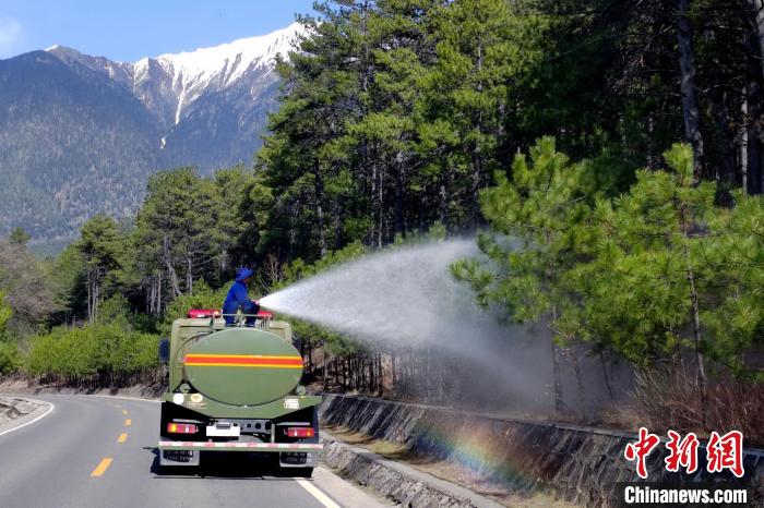 林芝市森林消防支隊(duì)米林中隊(duì)在米林縣一帶開(kāi)展灑水增濕作業(yè)?！≮w健宇 攝