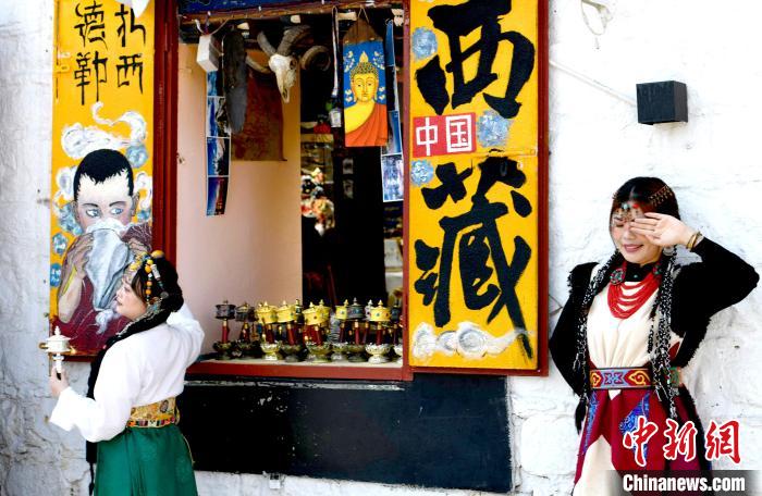 4月17日，游客身著藏式元素服裝在拉薩八廓街拍照留念?！±盍?攝