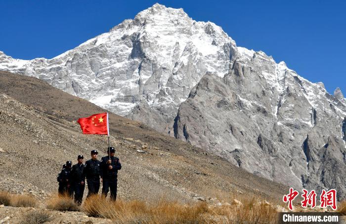 底雅邊境派出所民警夏永軍(右一)在巡邏中。　李林 攝