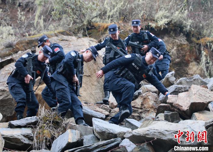 山南邊境管理支隊玉麥邊境派出所民警在邊境巡邏途中穿過亂石區(qū)?！∴嶇?攝