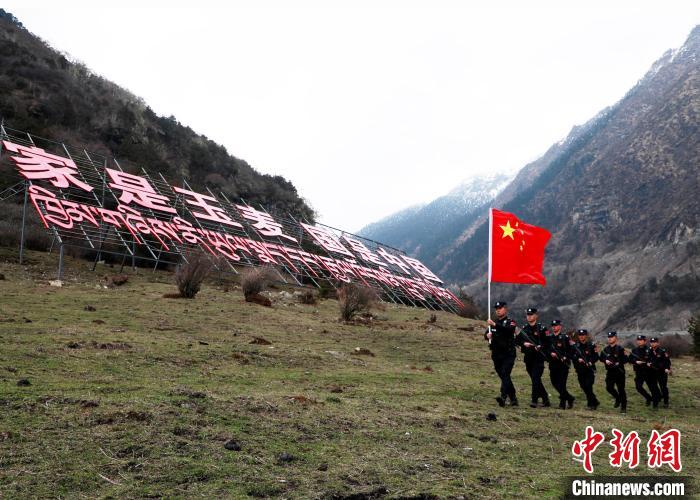 山南邊境管理支隊玉麥邊境派出所民警在轄區(qū)開展巡邏。　鄭琦山 攝