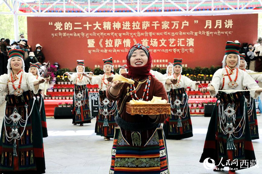 女子群舞《拉拉脫貧之路》。人民網(wǎng) 次仁羅布攝