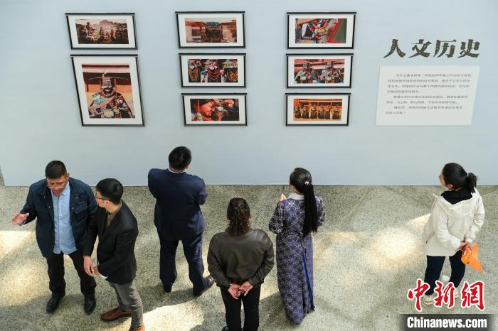 圖為觀眾觀看展覽。