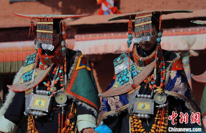 圖為參展攝影師拍攝的西藏阿里普蘭飛天服飾?！≈鬓k方 供圖