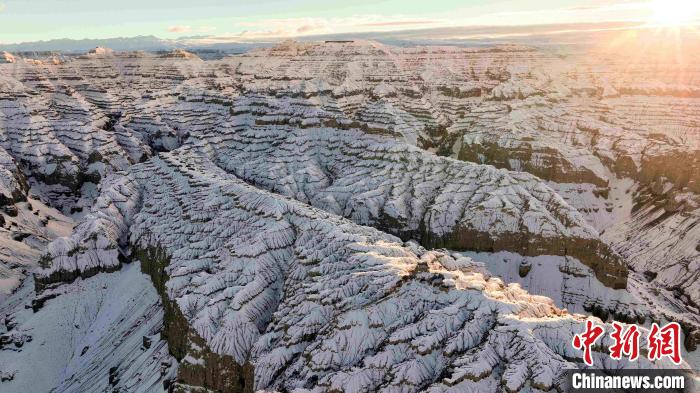 圖為參展攝影師拍攝的西藏阿里札達(dá)土林雪后風(fēng)光?！≈鬓k方 供圖
