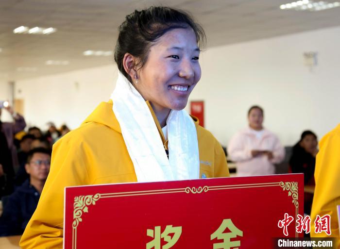 玉珍拉姆上臺領(lǐng)獎?！∝暣_ 攝