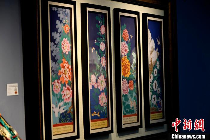 圖為5月16日，展覽中新創(chuàng)唐卡作品《四季花》?！±盍?攝