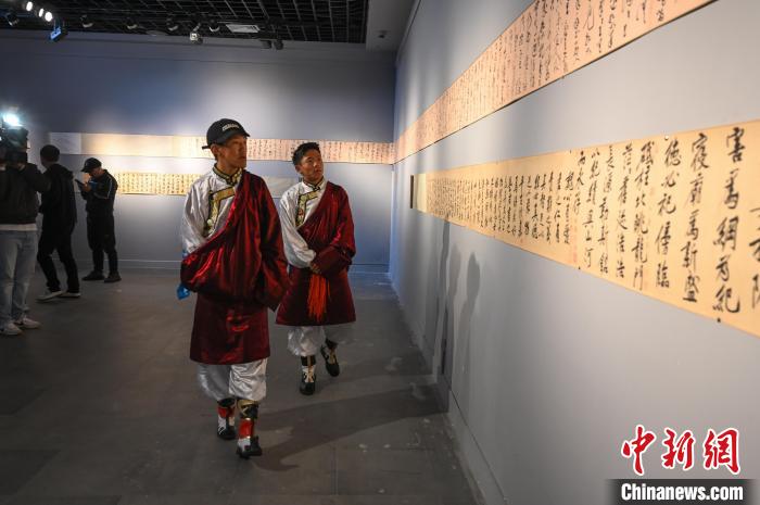 圖為學(xué)生參觀黃庭堅(jiān)書法文獻(xiàn)展?！≮w朗 攝