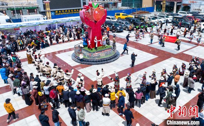 圖為“極地那曲 天際之旅”2023西藏那曲“中國旅游日”音樂美食嘉年華活動現(xiàn)場?！∧乔形幕吐糜尉止﹫D