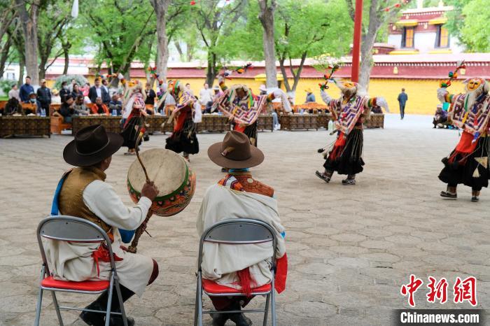 中國西藏發(fā)展論壇中外參訪嘉賓在拉薩羅布林卡觀藏戲、品卡塞