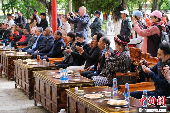 5月19日，中外嘉賓在羅布林卡和游客一起觀看藏戲?！〗w波 攝