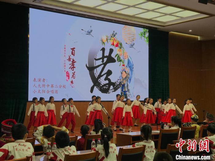 圖為中國人民大學(xué)附屬中學(xué)第二分校的小朋友們合唱。　陳建新 攝