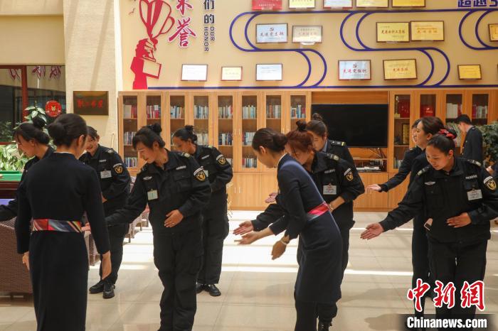 日喀則火車(chē)站客運(yùn)人員學(xué)習(xí)服務(wù)禮儀?！《飞降?攝