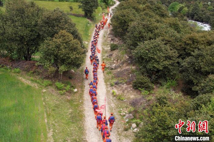 圖為西藏林芝森林消防員穿越山林?！●T怡凡 攝