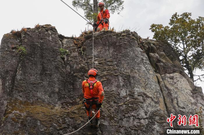 圖為消防員開展崖壁滑降訓練。　吳蕾蕾 攝