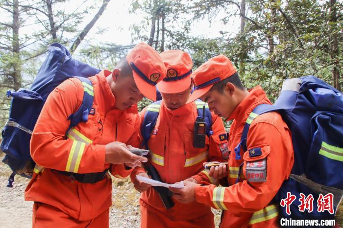 圖為消防員開展野外按圖行進訓練?！抢倮?攝