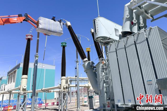 國網(wǎng)西藏電力組織檢修人員對設(shè)備進(jìn)行全面體檢?！W(wǎng)西藏電力有限公司 供圖