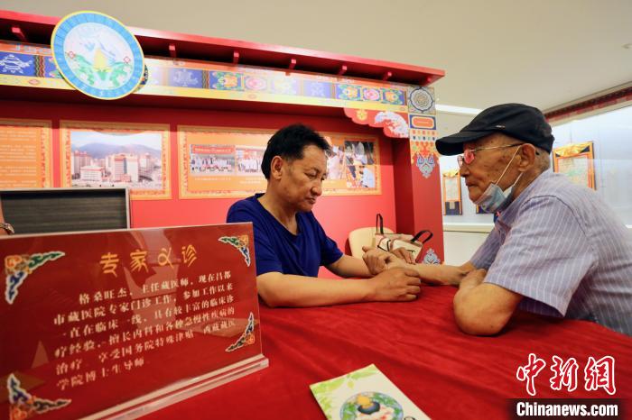 “藏韻瑰寶”藏醫(yī)四部醫(yī)典唐卡珍品展在天津美術(shù)館展出，展覽現(xiàn)場(chǎng)藏醫(yī)專家義診受歡迎。　劉俊蒼 攝