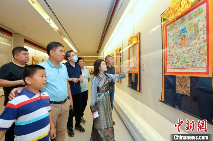 “藏韻瑰寶”藏醫(yī)四部醫(yī)典唐卡珍品展現(xiàn)場(chǎng)。　劉俊蒼 攝