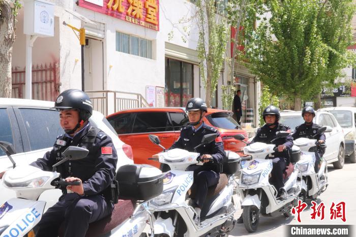 民警騎著電瓶車(chē)在轄區(qū)巡邏走訪?！↑S創(chuàng)偉 攝