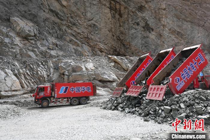 拉哇水電站正式啟動(dòng)大壩填筑?！∪A電金上公司 供圖