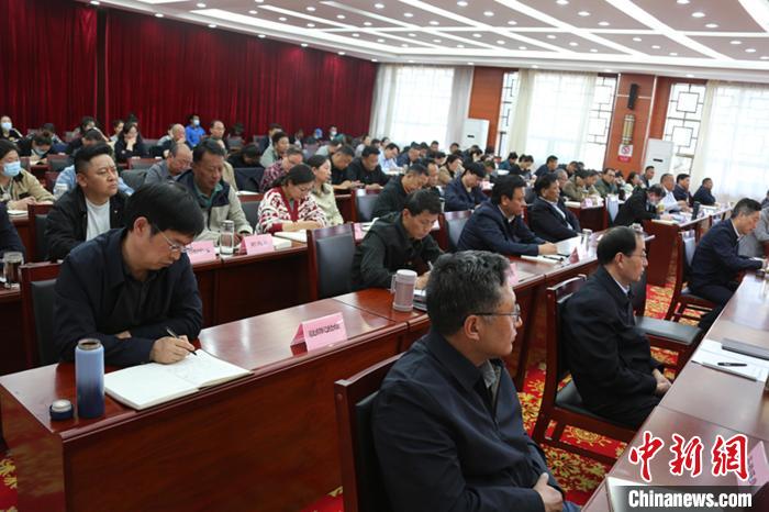 圖為專題黨課現(xiàn)場?！∝暽＠?攝