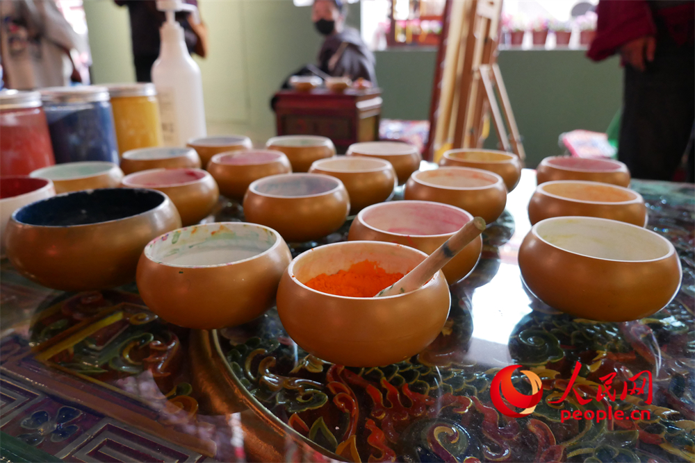 繪制唐卡所用的顏料。人民網(wǎng) 韋衍行攝