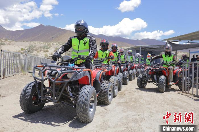 圖為比賽選手途經(jīng)扎囊沙漠公園。　游牧地球供圖