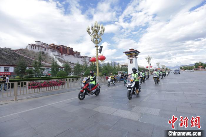 圖為比賽選手途經(jīng)布達(dá)拉宮?！∮文恋厍蚬﹫D