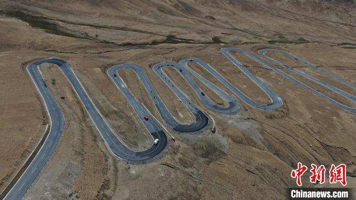 圖為騎手前往珠峰大本營(yíng)途經(jīng)108道拐。　游牧地球供圖