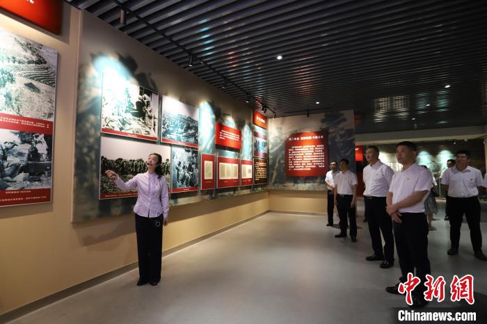 圖為西藏航空一行在臨沂市孟良崮戰(zhàn)役紀(jì)念館開(kāi)展主題教育活動(dòng)?！〗?攝