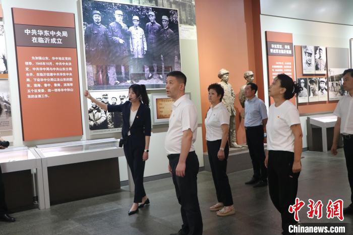 圖為西藏航空一行在臨沂市沂蒙革命紀(jì)念館開(kāi)展主題教育活動(dòng)?！〗?攝