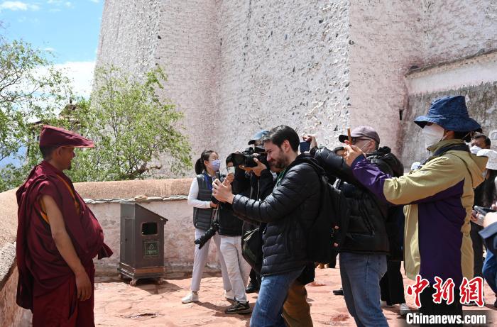 圖為中外媒體拍攝朝拜布達(dá)拉宮的僧人?！≮w朗 攝