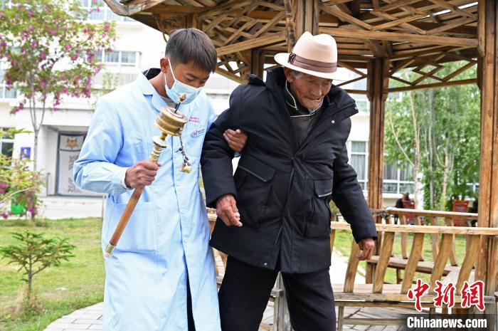 圖為曲松縣特困人員集中供養(yǎng)中心老人索朗歐珠。　趙朗 攝