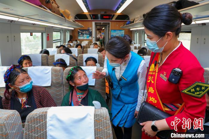 農(nóng)牧民乘坐高原復(fù)興號動(dòng)車組出行。　周悅翔 攝