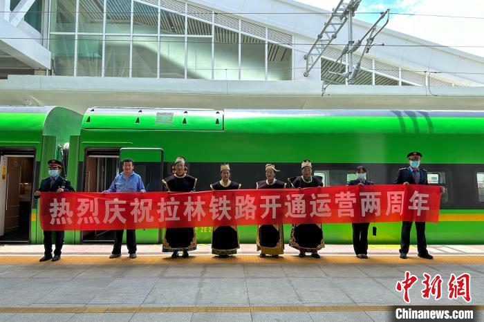 中國鐵路青藏集團(tuán)有限公司慶祝拉林鐵路開通運(yùn)營兩周年?！±詈Ｐ?攝