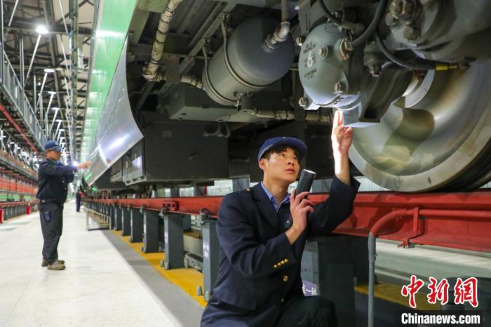 圖為工作人員檢查高原復(fù)興號。　周悅翔 攝