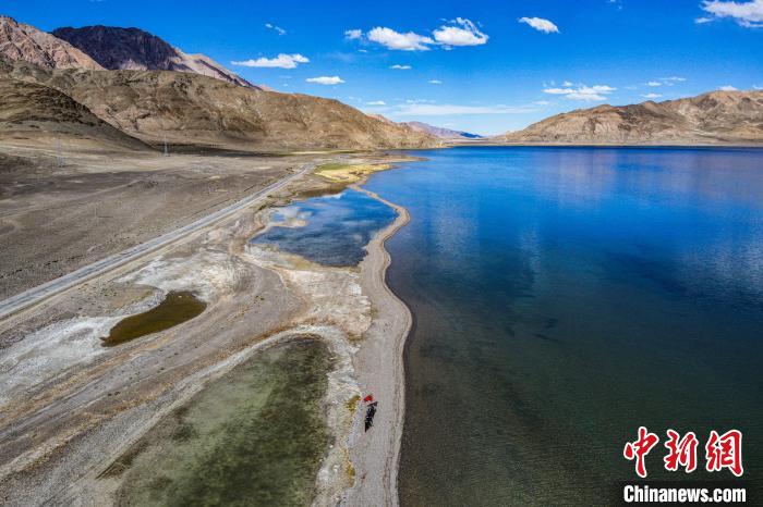 班公湖又稱(chēng)措木昂拉仁波，藏語(yǔ)意為“長(zhǎng)脖子天鵝”?！↓埿▲P 攝