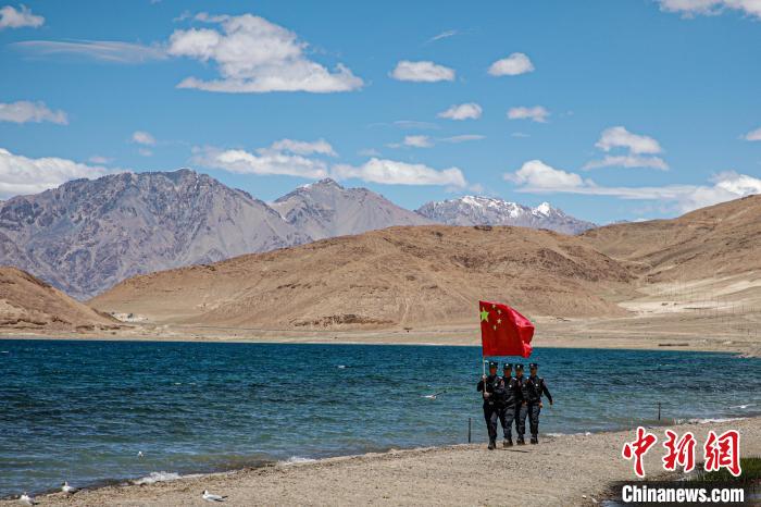 班公湖邊境派出所民警巡邏在班公湖畔?！↓埿▲P 攝