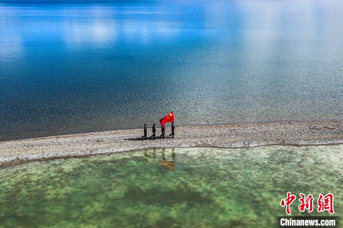 班公湖巡邏現(xiàn)場(chǎng)?！↓埿▲P 攝