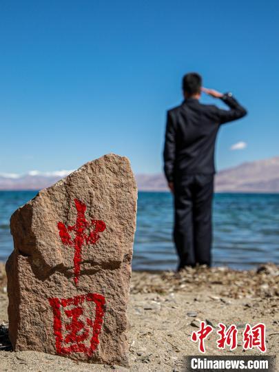 班公湖畔的“中國(guó)”標(biāo)記?！↓埿▲P 攝