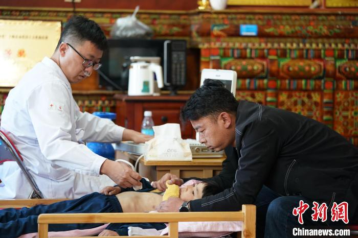 6月27日，西藏康馬縣雙語(yǔ)幼兒園的孩子參加先心病篩查?！√K丹 攝