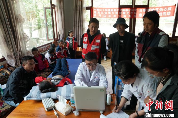 6月27日，西藏康馬縣少崗鄉(xiāng)中心小學(xué)的孩子參加先心病篩查?！√K丹 攝