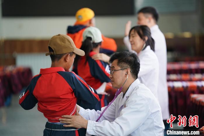 6月26日，西藏日喀則特校的孩子參加先心病篩查?！√K丹 攝