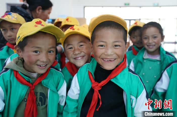 6月27日，西藏康馬縣南尼鄉(xiāng)中心小學(xué)的孩子參加先心病篩查?！√K丹 攝