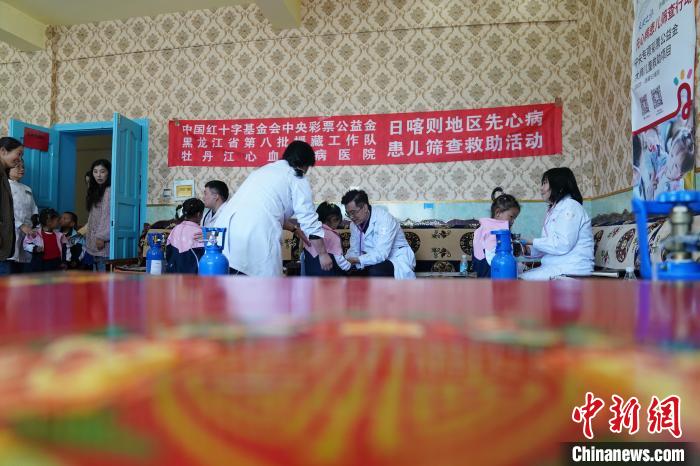 6月27日，西藏康馬縣雙語(yǔ)幼兒園的孩子參加先心病篩查?！√K丹 攝