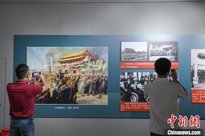 圖為市民參觀《曙光·偉業(yè)——五四運動與中國共產(chǎn)黨的成立》“七一”特展?！∝暩聛硭?攝